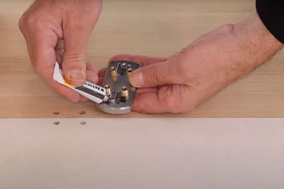 Mount-the-floor-plate 11