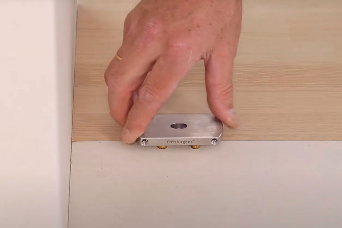 Mount-the-floor-plate 11a